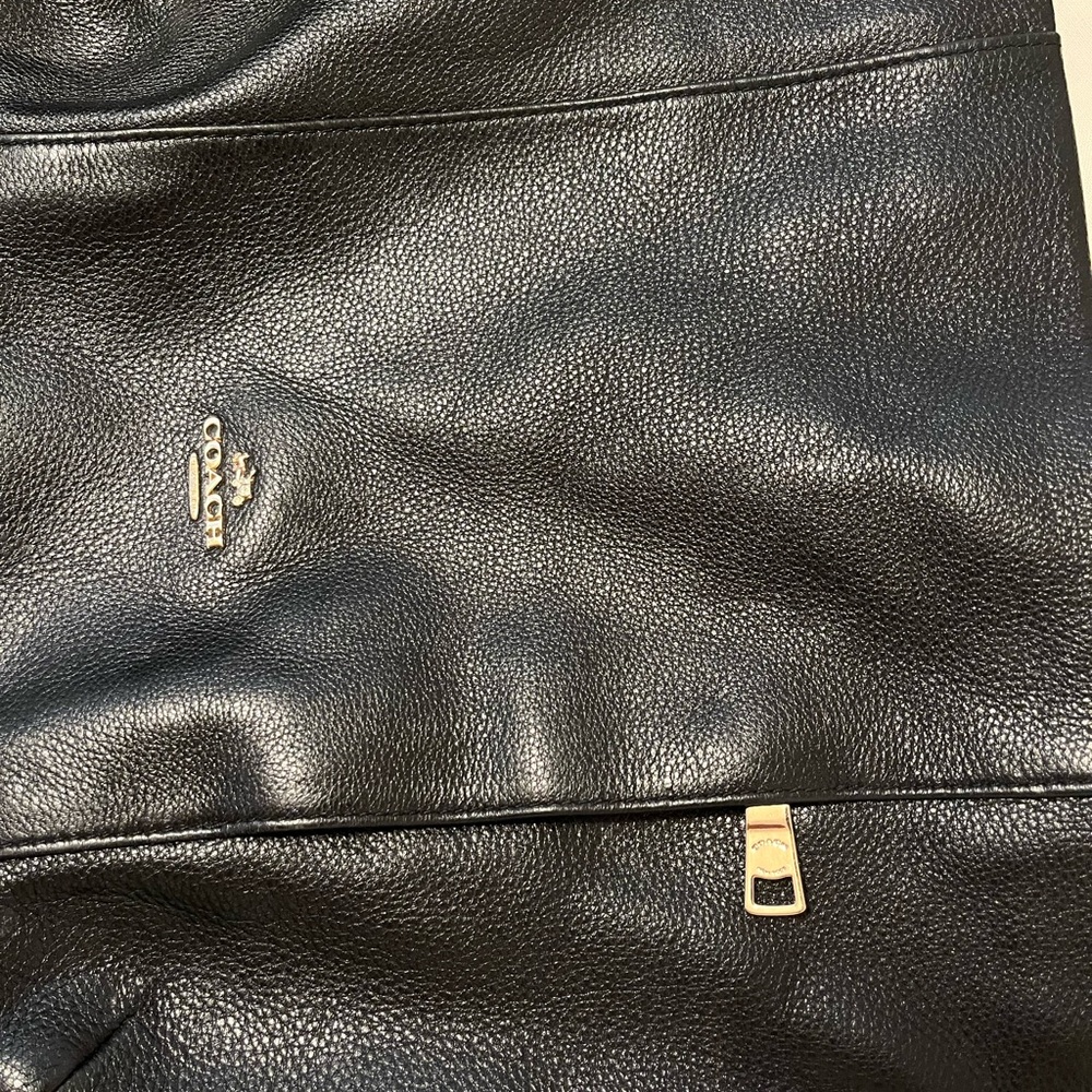 Coach Black Leather Shoulder Bag with Timeless Design - Picture 5 of 10